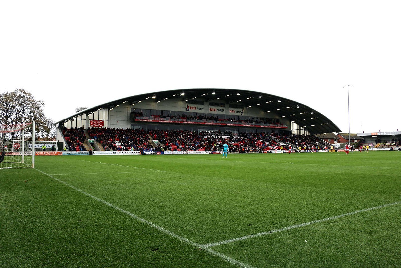 Gramado e arquibancada Parkside do Highbury Stadium, em Fleetwood, em fotografia de 2017.