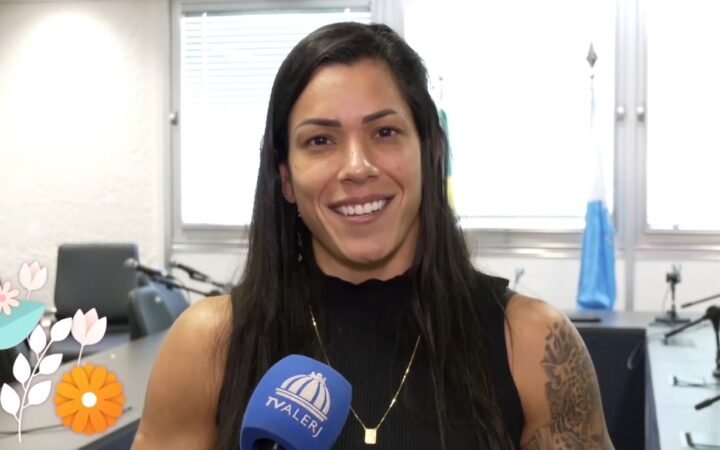 Índia Armelau segura microfone da TV Alerj durante entrevista, em imagem de arquivo.
