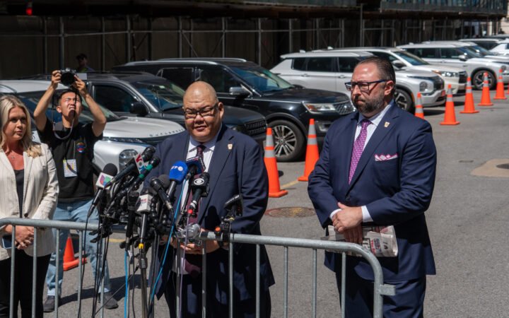 Jason Miller, à direita, ao lado de Steven Cheung durante entrevista coletiva em Nova York, em 28 de maio de 2024. Foto de arquivo; não registra a viagem de Flávio Bolsonaro.