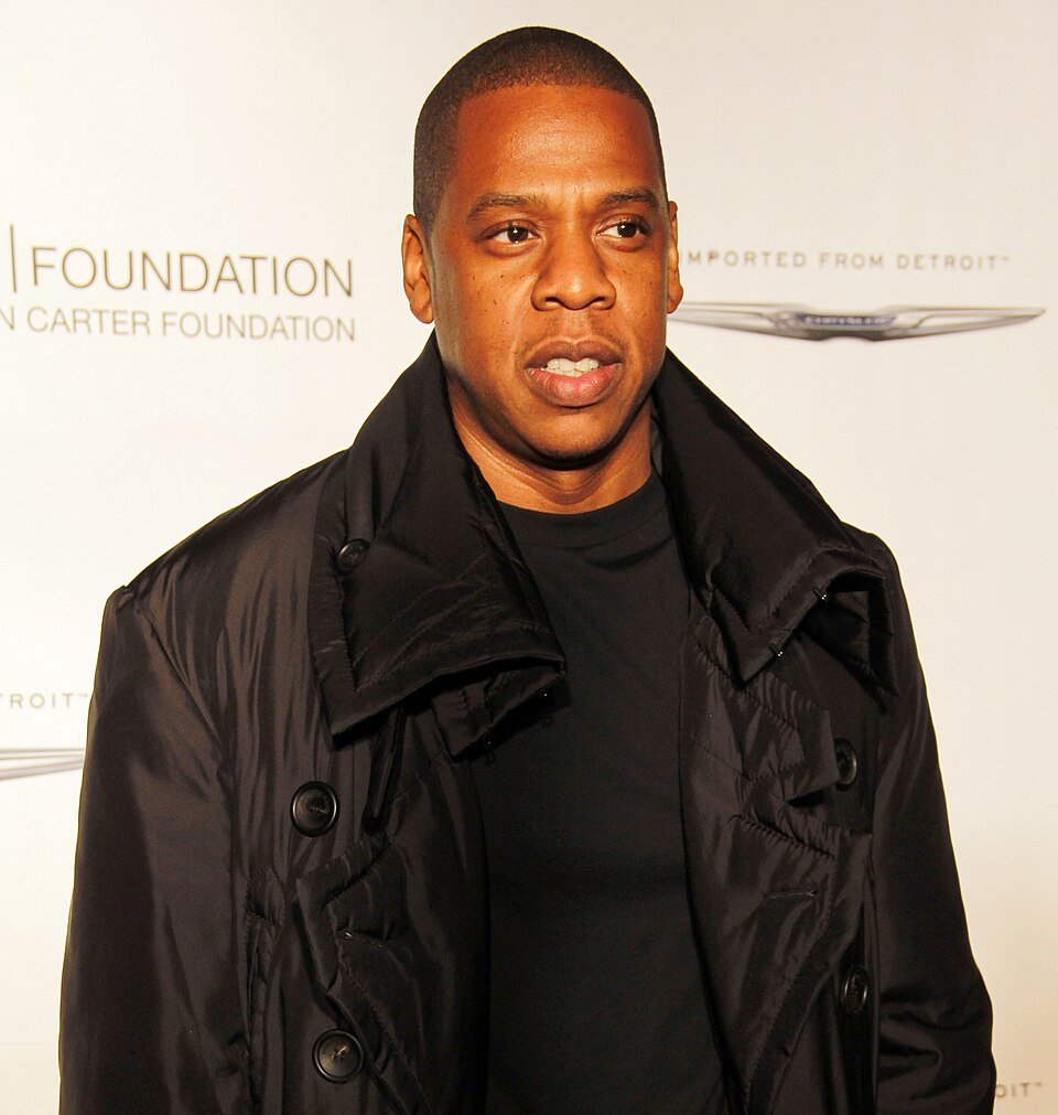 Jay-Z, de casaco preto, posa em evento de arquivo.
