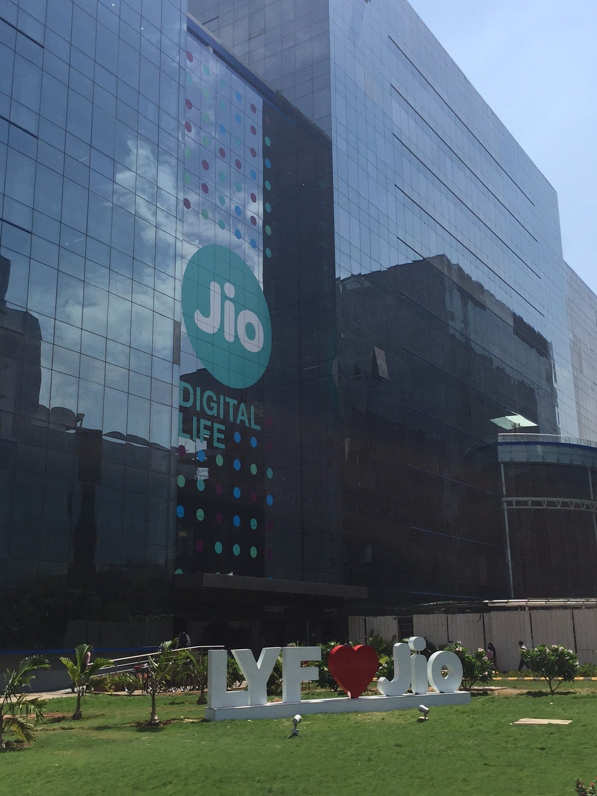 Fachada de edifício da Jio no Reliance Corporate Park, com marca da empresa.