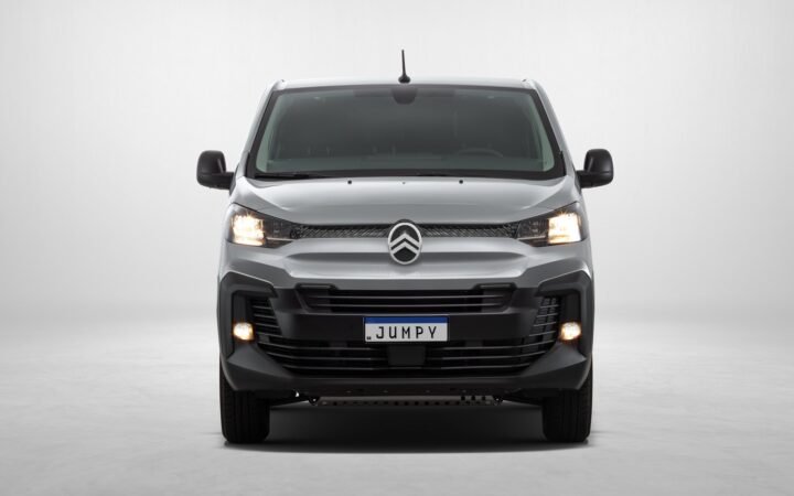 Citroën Jumpy cinza em fotografia de divulgação.