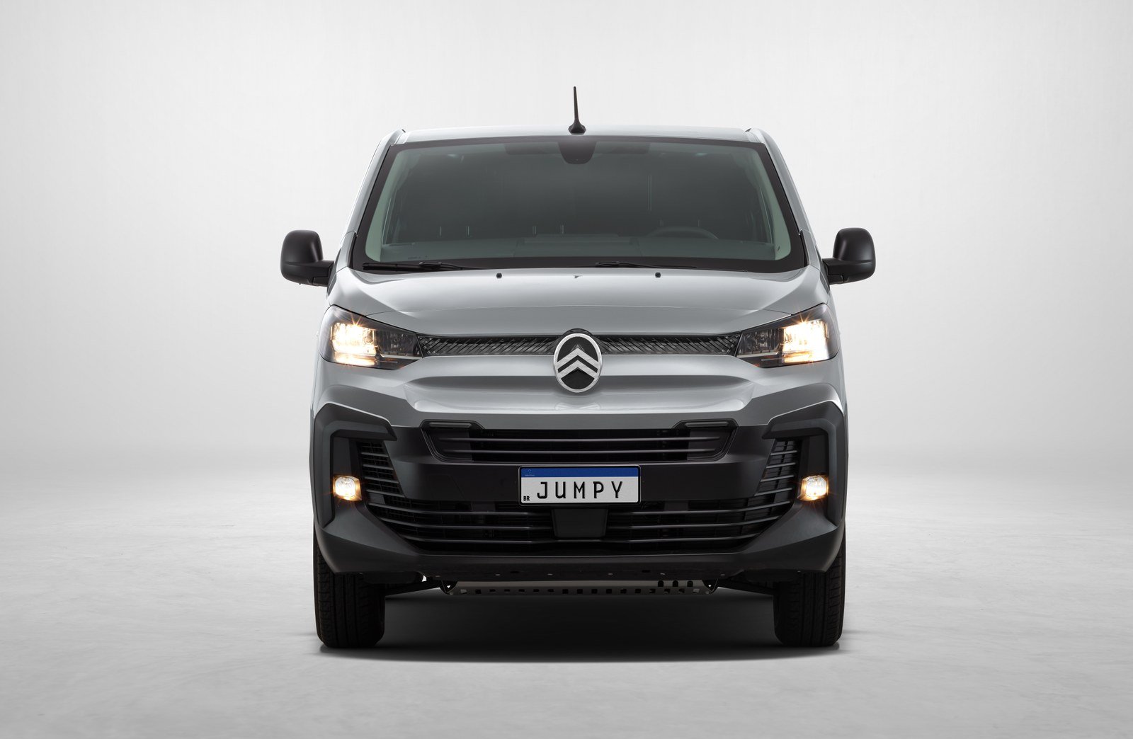 Citroën Jumpy cinza em fotografia de divulgação.