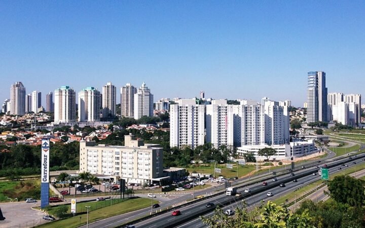 Vista de prédios e de uma rodovia em Jundiaí, em fotografia de arquivo.