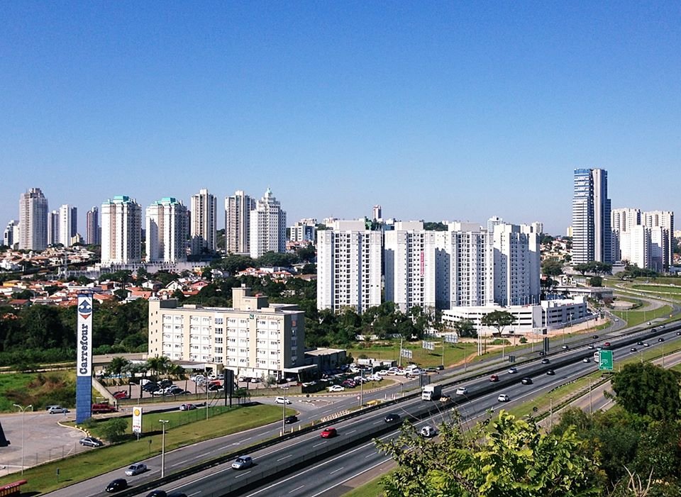 Vista de prédios e de uma rodovia em Jundiaí, em fotografia de arquivo.