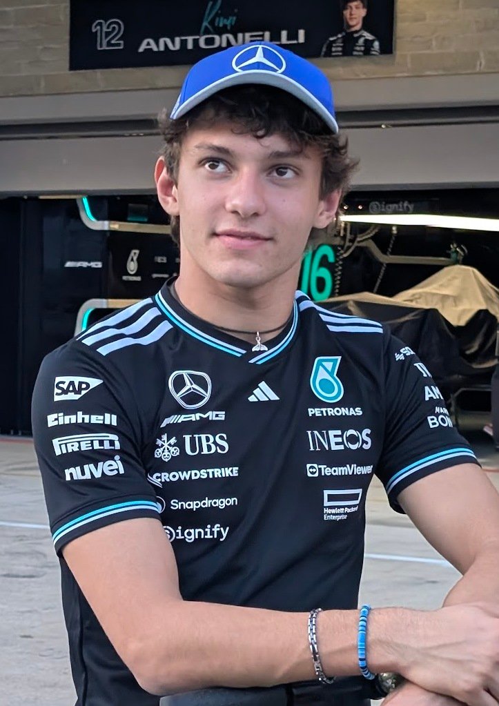 Kimi Antonelli com boné azul diante da garagem da Mercedes em Austin, em fotografia de arquivo de outubro de 2025.