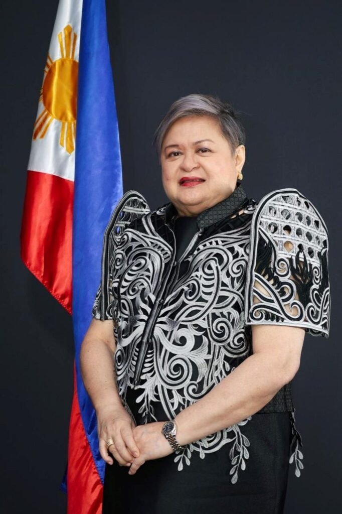 Ma. Theresa Lazaro em retrato oficial, diante da bandeira das Filipinas.
