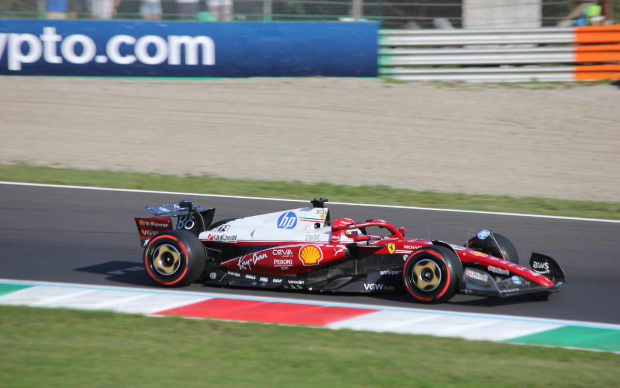 Charles Leclerc dirige uma Ferrari vermelha durante a classificação do GP da Itália de 2025.