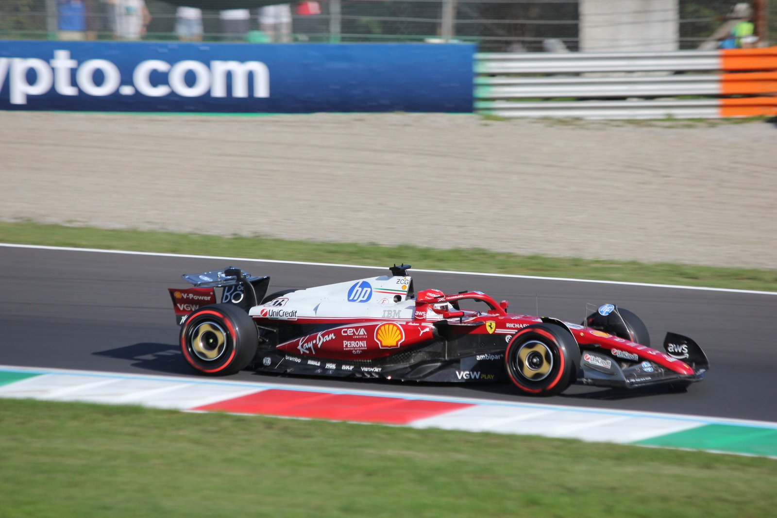 Charles Leclerc dirige uma Ferrari durante a classificação do GP da Itália de 2025.