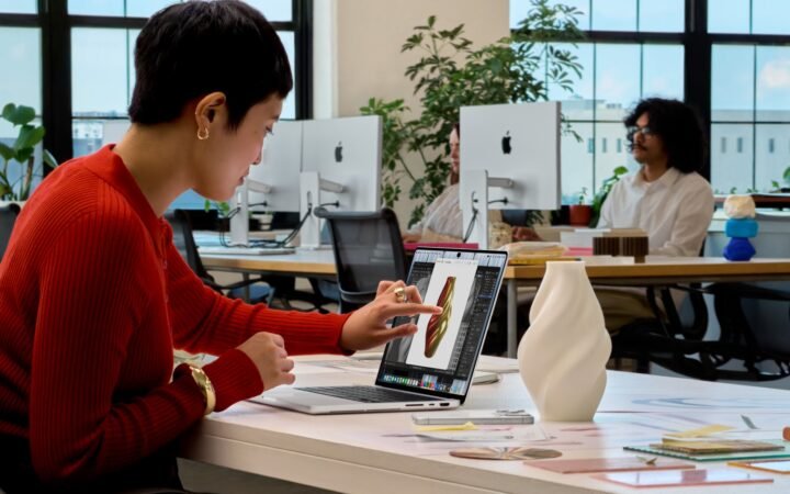 Pessoa interage com a tela sensível ao toque do novo MacBook Pro, em imagem de divulgação da Apple de 28 de outubro de 2026.