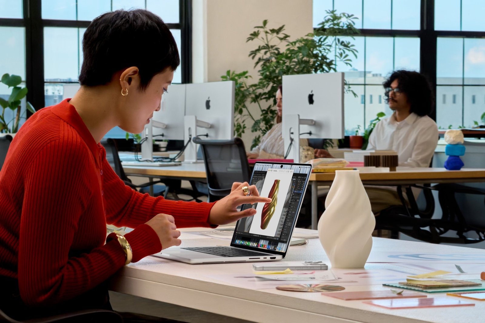 Pessoa interage com a tela sensível ao toque do novo MacBook Pro, em imagem de divulgação da Apple de 28 de outubro de 2026.