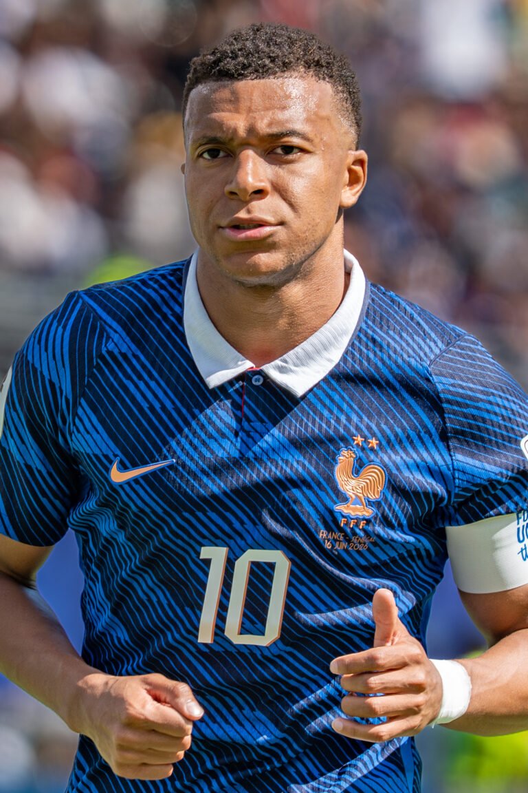 Kylian Mbappé com a camisa da seleção francesa no jogo contra Senegal, em junho de 2026.