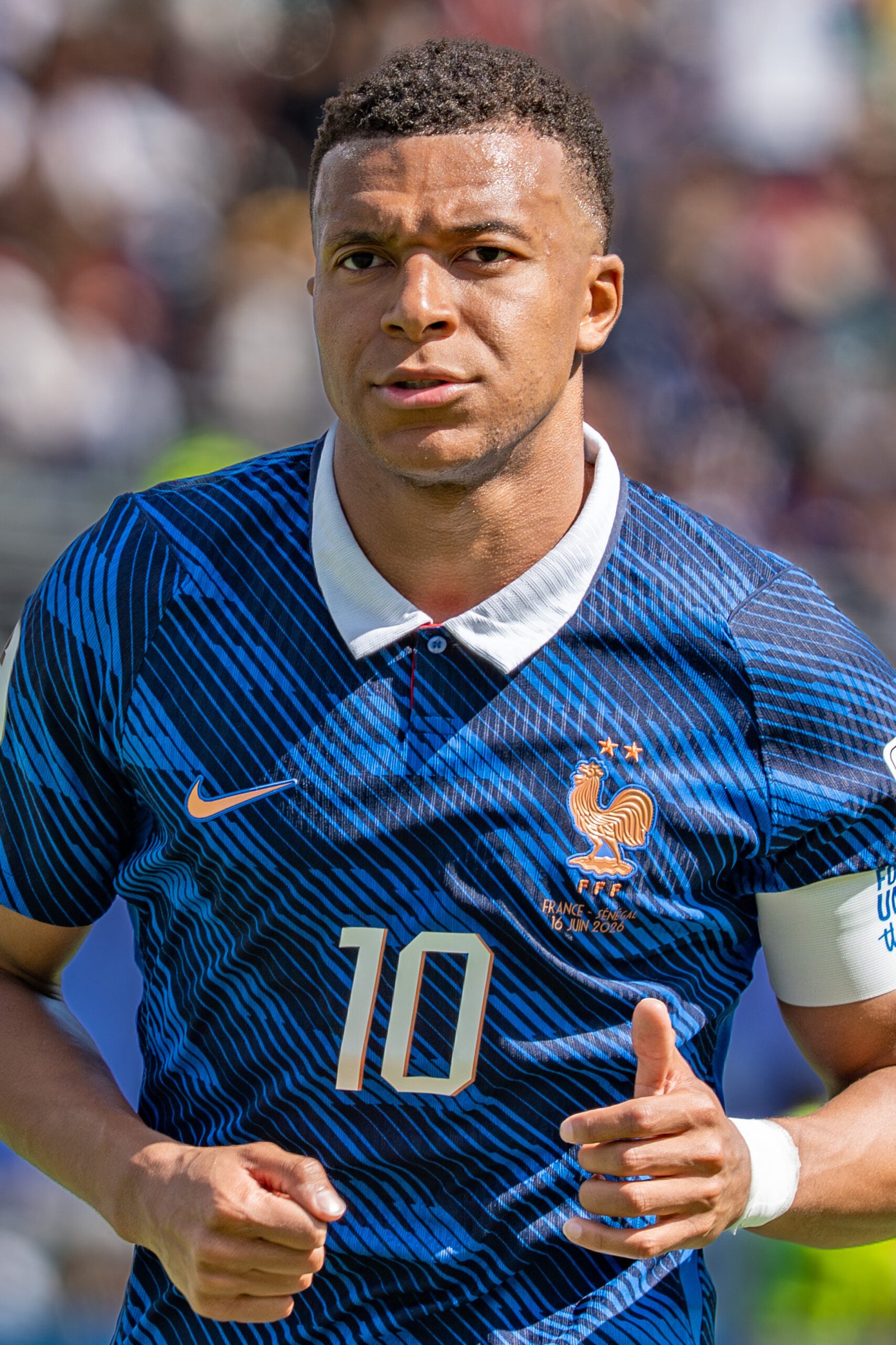 Kylian Mbappé com a camisa da seleção francesa no jogo contra Senegal, em junho de 2026.
