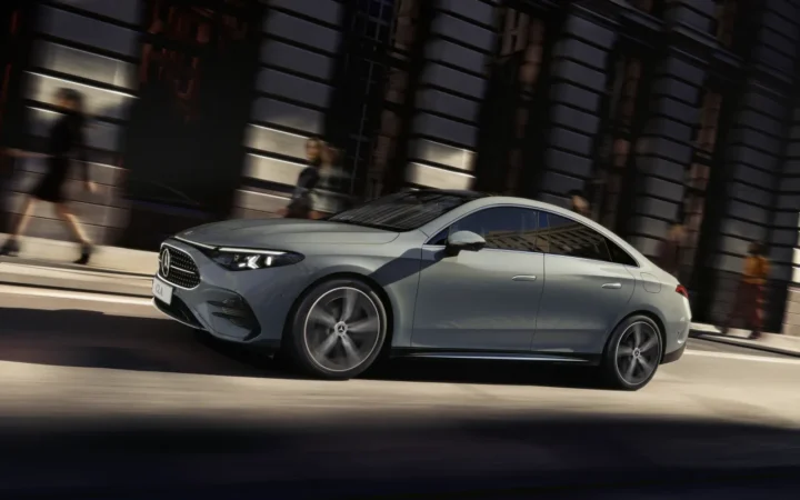 Mercedes-Benz CLA 200 AMG Line cinza visto de lado em imagem de divulgação da fabricante.