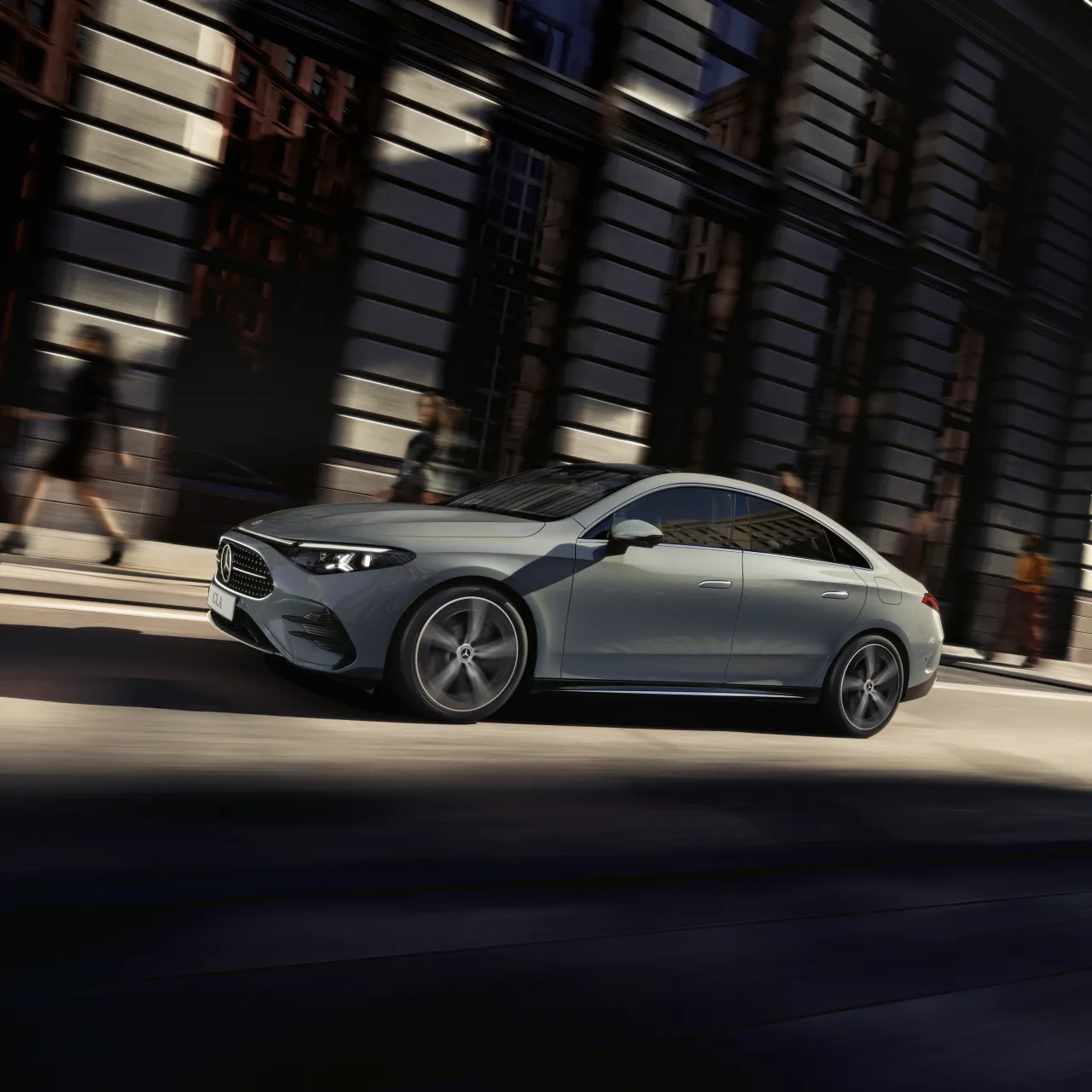 Mercedes-Benz CLA 200 AMG Line cinza visto de lado em imagem de divulgação da fabricante.