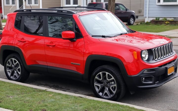 Jeep Renegade vermelho em fotografia de arquivo.