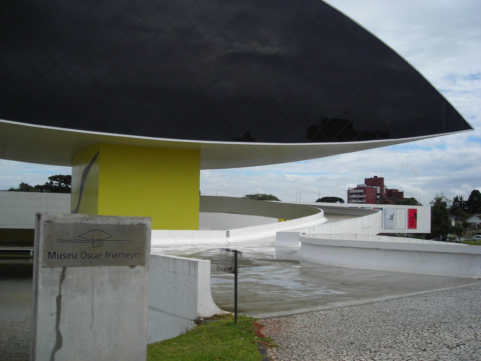 Edifício do Museu Oscar Niemeyer, em Curitiba.