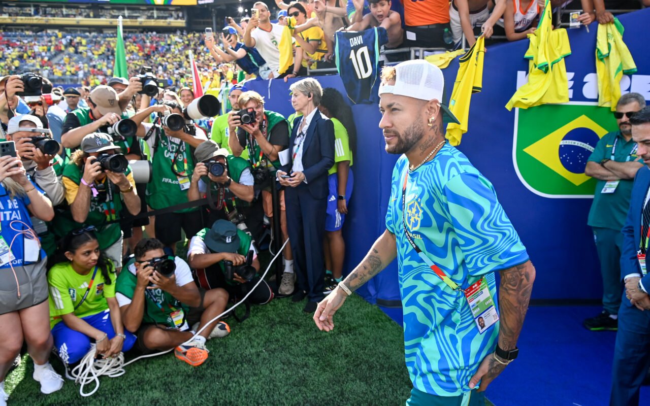 Neymar com roupa da seleção brasileira diante de fotógrafos e torcedores, em fotografia de arquivo da Copa2026.