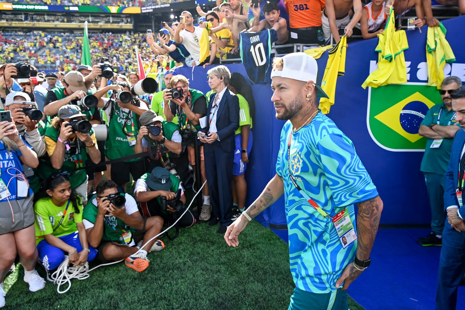 Neymar com roupa da seleção brasileira diante de fotógrafos e torcedores, em fotografia de arquivo da Copa2026.