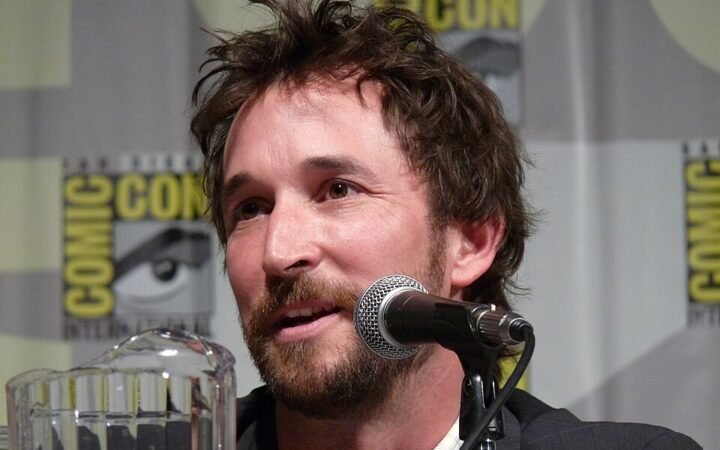 Noah Wyle fala ao microfone em evento da Comic-Con.