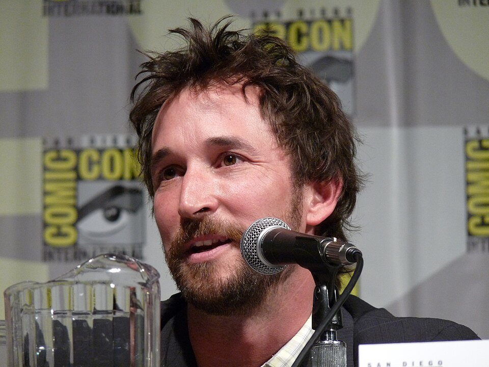Noah Wyle fala ao microfone em evento da Comic-Con.