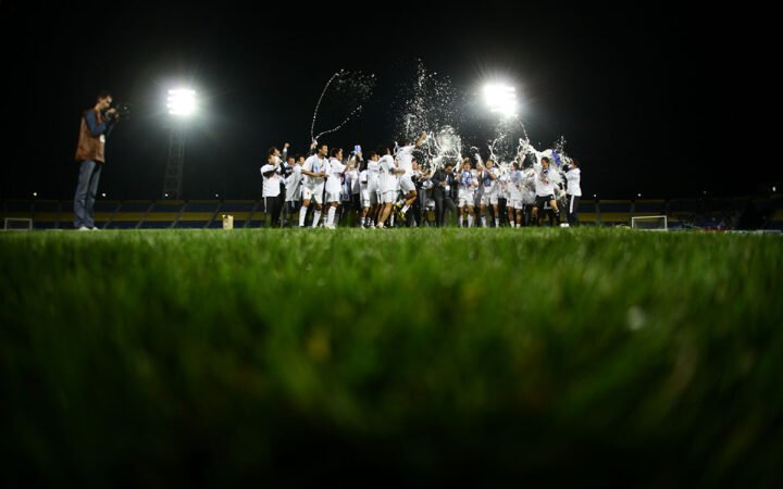 Seleção japonesa comemora em campo, com Takeshi Okada, a classificação para a Copa, em 2009.