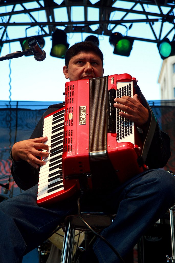 Oswaldinho do Acordeon toca uma sanfona vermelha no palco do Baile de Bambas, em 2008.