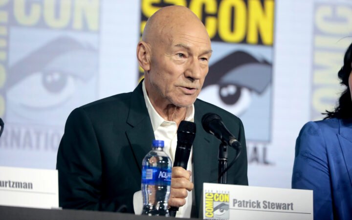 Patrick Stewart falando ao microfone na Comic-Con de San Diego, em fotografia de arquivo de 20 de julho de 2019.