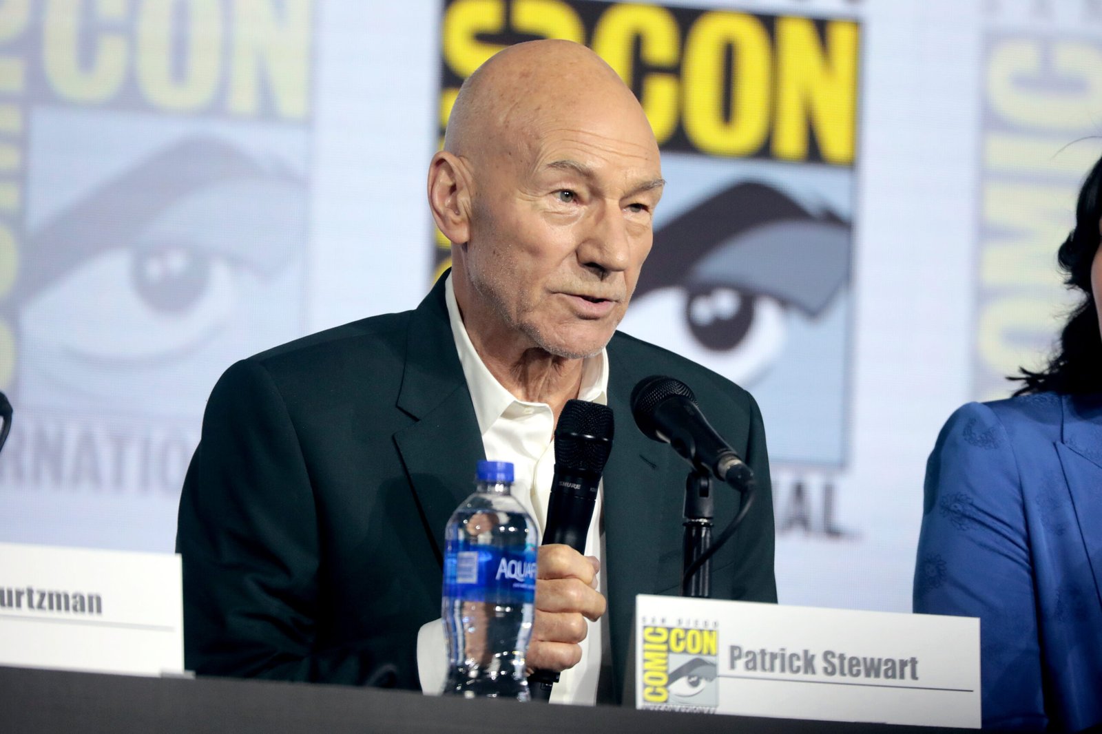 Patrick Stewart falando ao microfone na Comic-Con de San Diego, em fotografia de arquivo de 20 de julho de 2019.