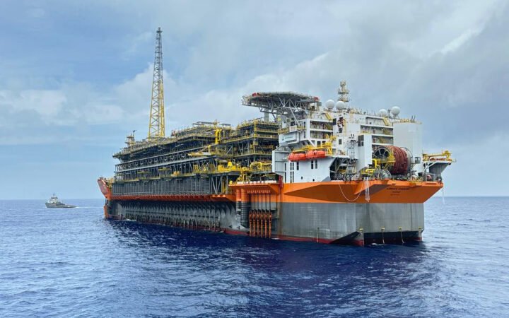 Vista aérea colorida do navio-plataforma Almirante Tamandaré no mar; fotografia de arquivo divulgada pela Petrobras, com crédito SBM Offshore.
