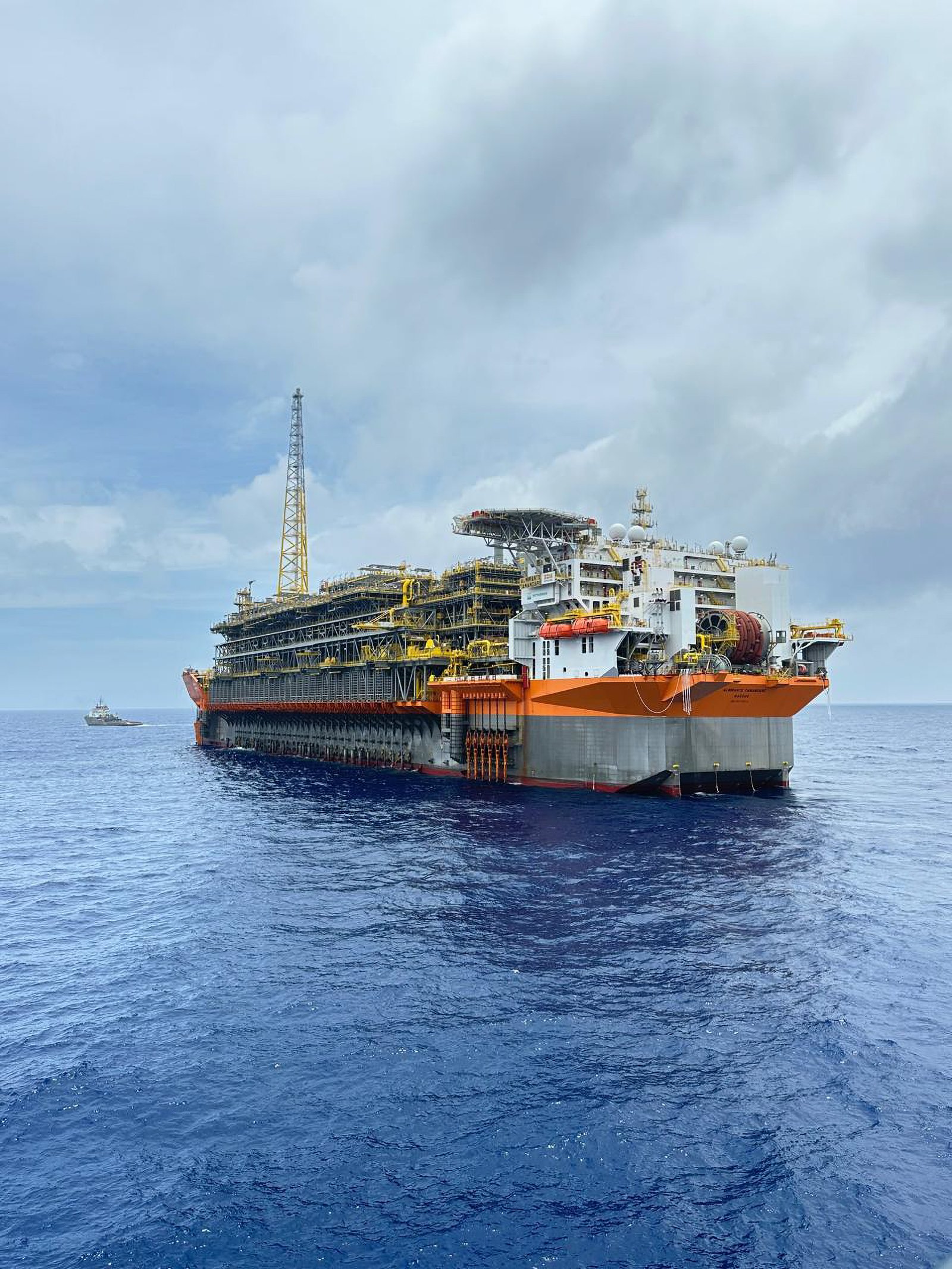 Vista aérea colorida do navio-plataforma Almirante Tamandaré no mar; fotografia de arquivo divulgada pela Petrobras, com crédito SBM Offshore.