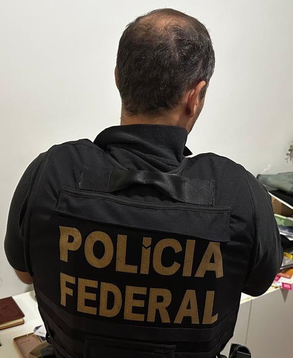 Policial federal de costas em imagem divulgada pela corporação sobre a Operação Castratio.