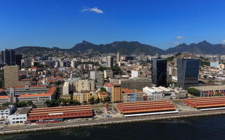 Vista aérea dos armazéns do Pier Mauá junto ao cais e ao Centro do Rio de Janeiro, em fotografia de2017.
