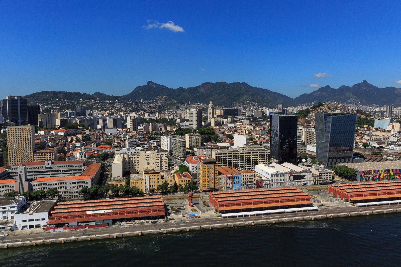 Vista aérea dos armazéns do Pier Mauá junto ao cais e ao Centro do Rio de Janeiro, em fotografia de2017.