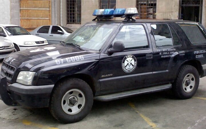 Viatura preta da Polícia Civil do Rio estacionada em pátio, em imagem de arquivo de 2009.