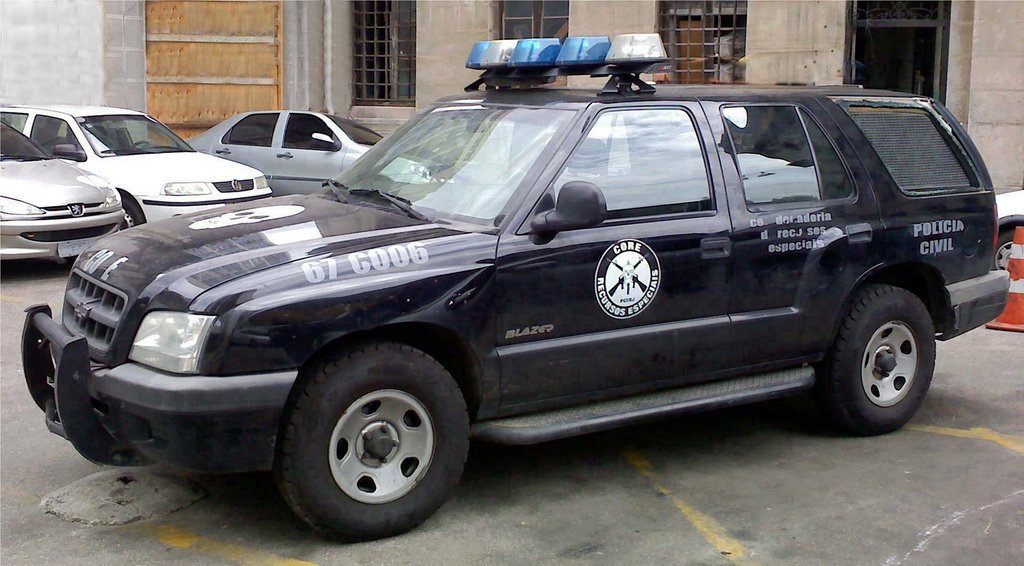 Viatura preta da Polícia Civil do Rio estacionada em pátio, em imagem de arquivo de 2009.