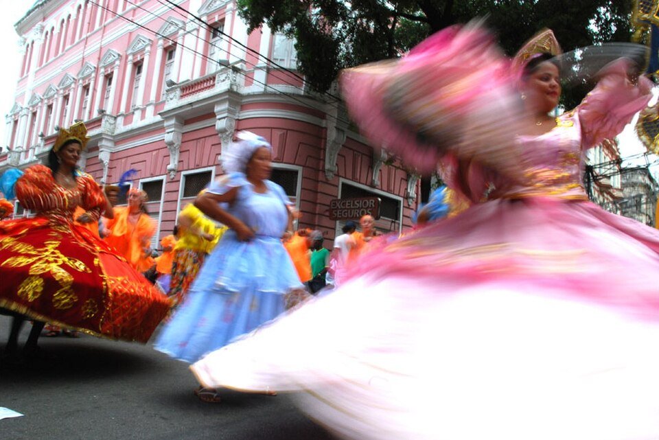 Participantes de uma apresentação de maracatu em Recife.
