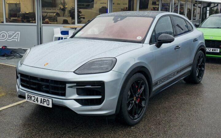 Porsche Cayenne branco fotografado em 2024; imagem ilustrativa, sem relação documental com o carro do caso julgado em São Paulo.