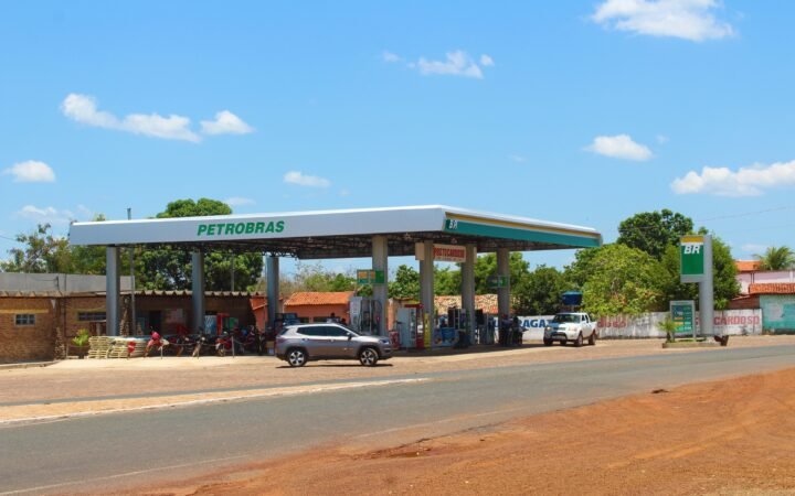 Posto de combustíveis com cobertura Petrobras junto à rodovia PI-114, em Cabeceiras do Piauí.
