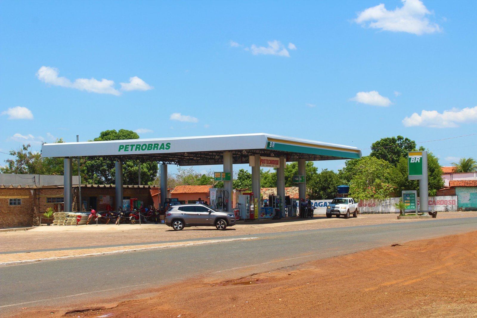 Posto de combustíveis com cobertura Petrobras junto à rodovia PI-114, em Cabeceiras do Piauí.