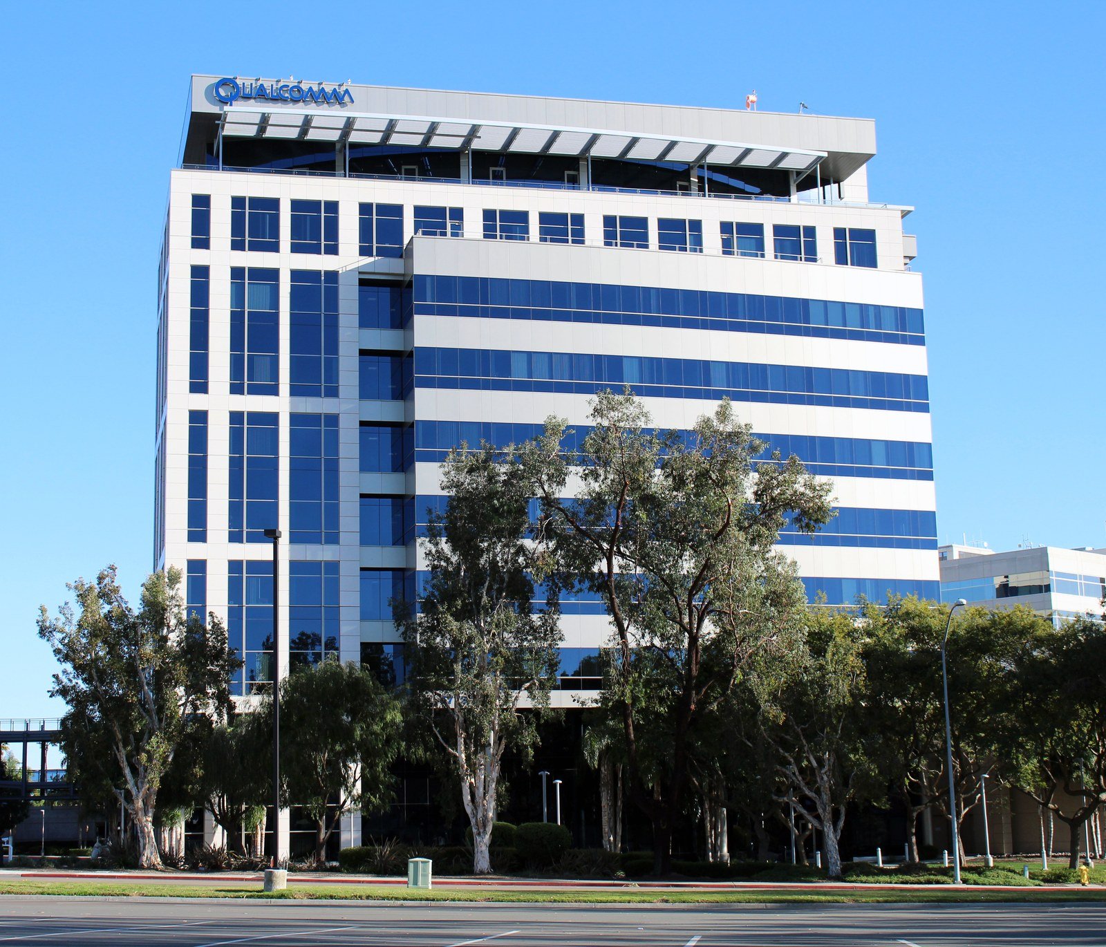 Edifício da Qualcomm em San Diego, visto da rua.