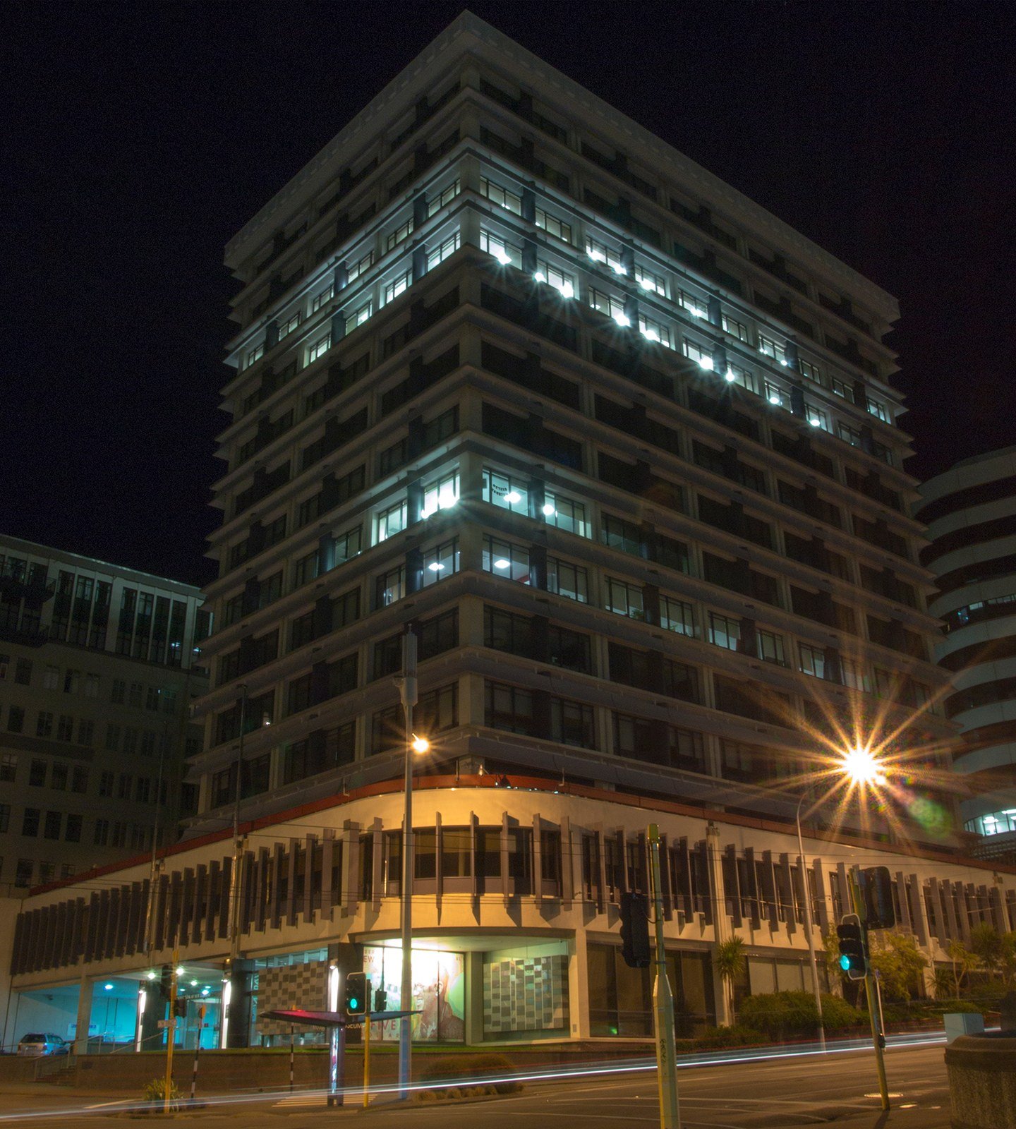 Edifício iluminado do banco central da Nova Zelândia em Wellington, à noite.