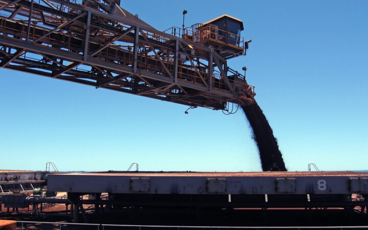 Equipamento de carregamento de minério em porto de Pilbara, na Austrália, em 2011.
