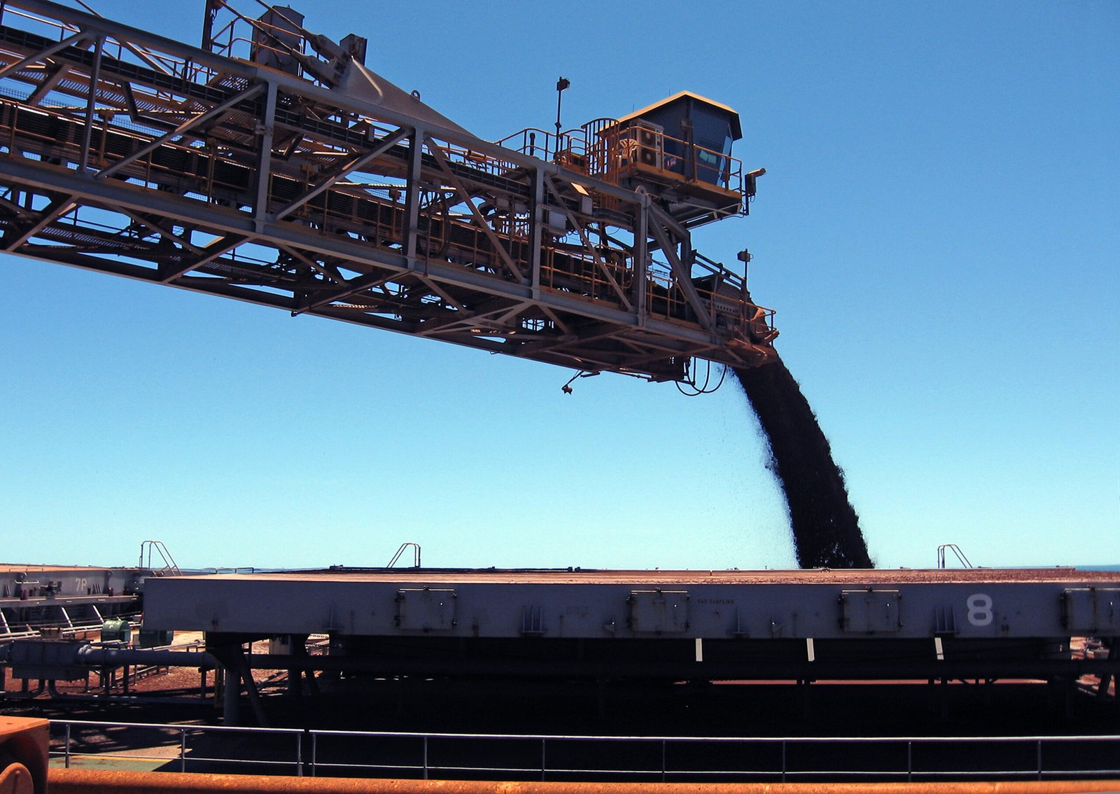 Equipamento de carregamento de minério em porto de Pilbara, na Austrália, em 2011.