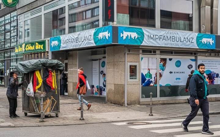 Unidade móvel de vacinação em uma rua de Frankfurt