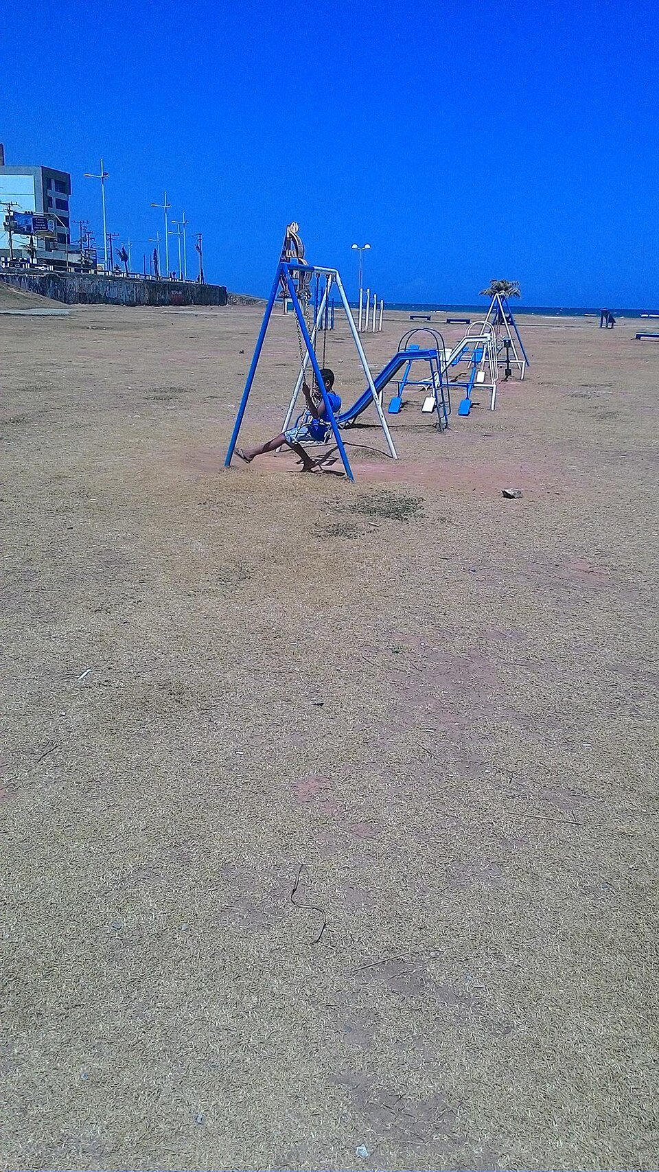 Equipamentos de um playground na Praça Wilson Lins em Salvador