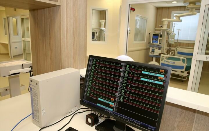 Leitos e monitor em ala de terapia intensiva do Hospital das Clínicas