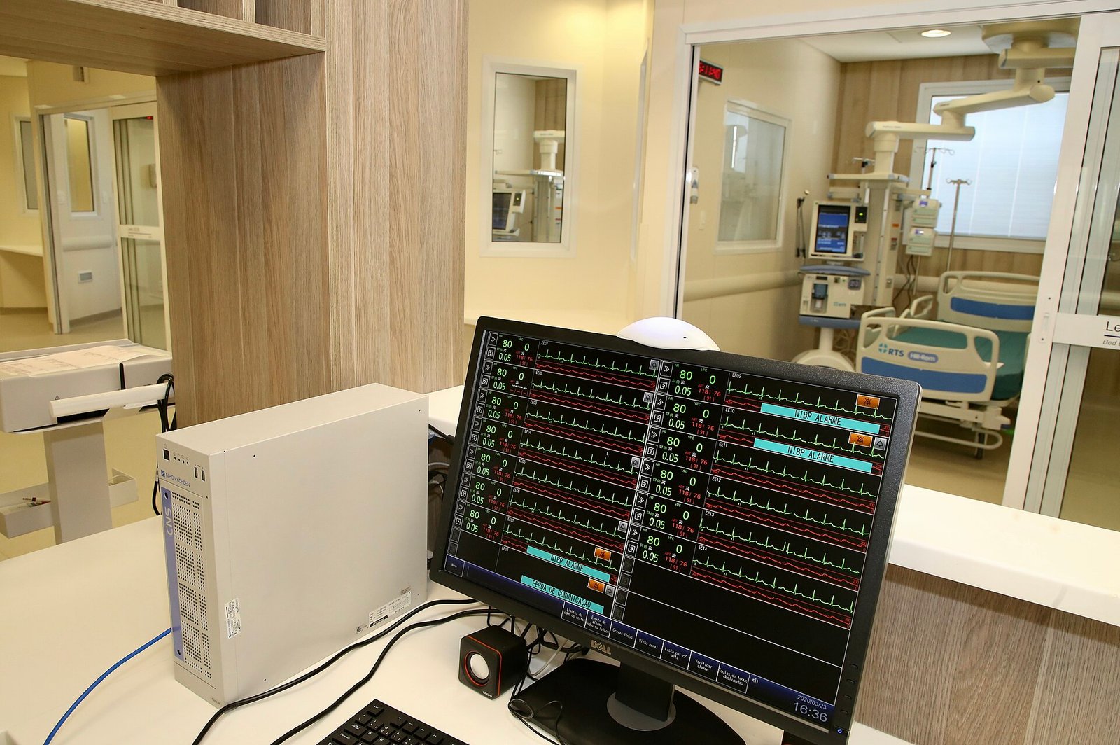 Leitos e monitor em ala de terapia intensiva do Hospital das Clínicas