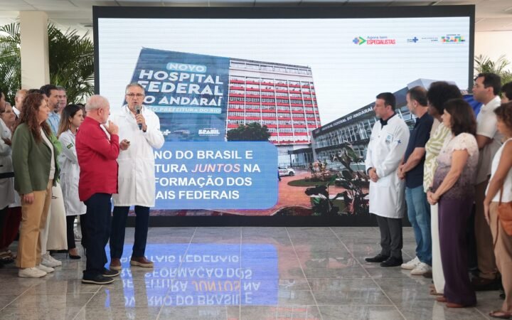 Pessoas diante de painel sobre o Hospital Federal do Andaraí