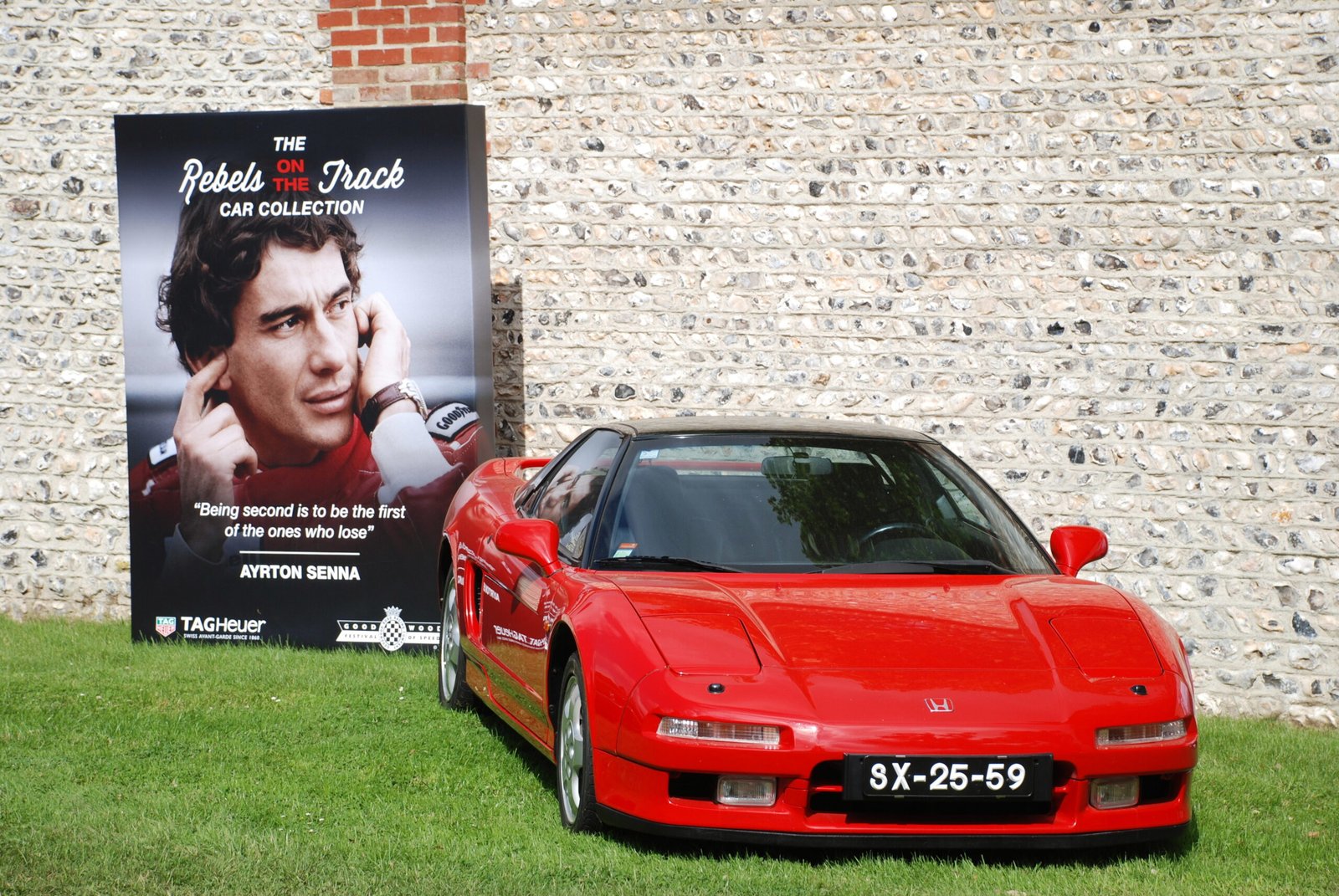 Honda NSX vermelho usado por Ayrton Senna, exposto em Goodwood em 2016.